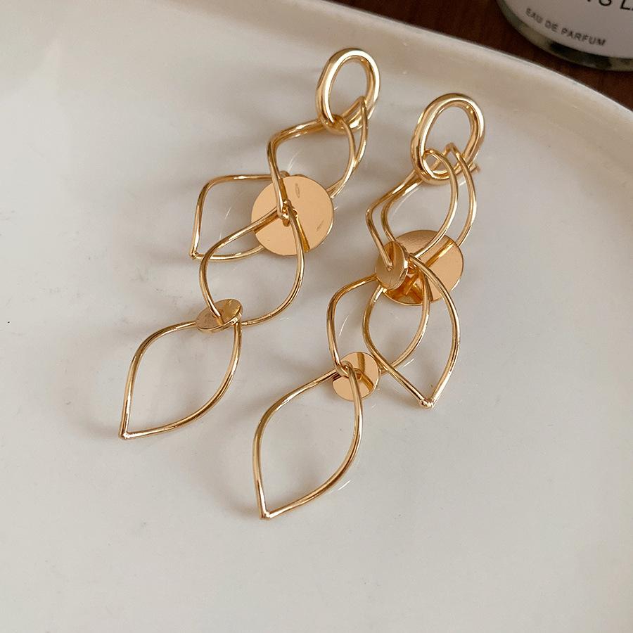 Silver Needle Hollow Round Tassel Earrings European and American Fashion Simple Versatile Earrings Light Luxury Premium Temperament Earrings Women
Silver Needle Hollow Round Tassel Earrings European and American Fashion Simple Versatile Earrings Light Luxury Premium Temperament Earrings Women
