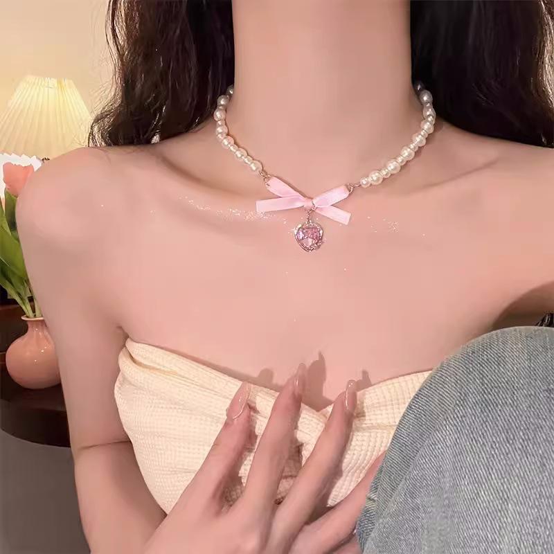 Ожерелье с жемчугом Love Bow, для девочек, светло-розовая роскошная цепочка на шею в форме сердца
Ожерелье с жемчугом Love Bow, для девочек, светло-розовая роскошная цепочка на шею в форме сердца
