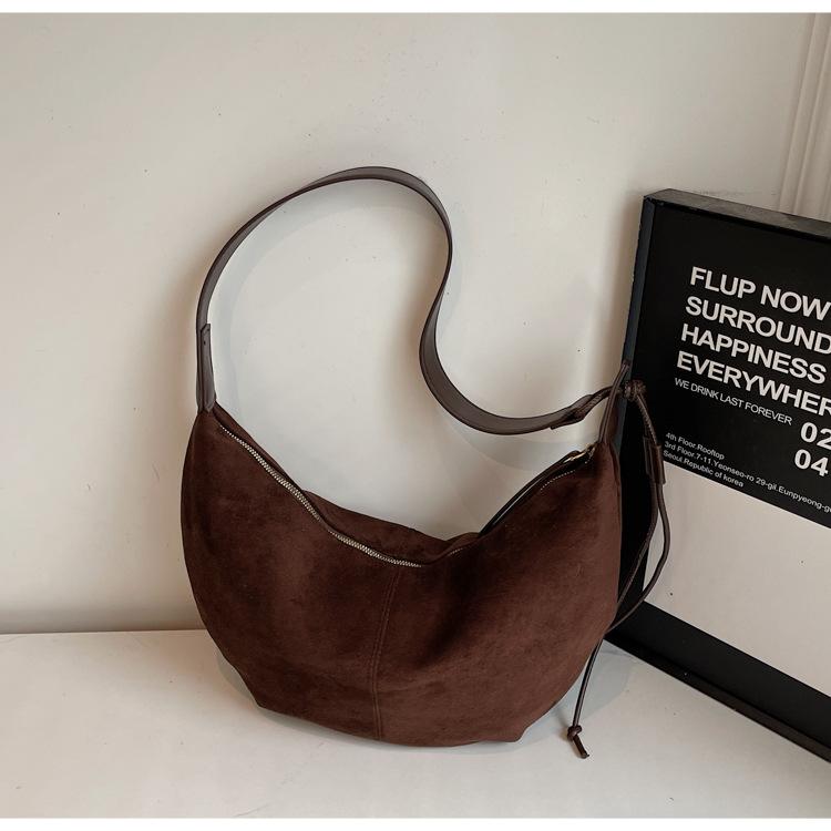 Вместительная ретро сумка-пельмень для отдыха женская 2025 новая корейская версия в зарубежном стиле для поездок на работу на плечо через плечо темно-коричневого
Вместительная ретро сумка-пельмень для отдыха женская 2025 новая корейская версия в зарубежном стиле для поездок на работу на плечо через плечо темно-коричневого