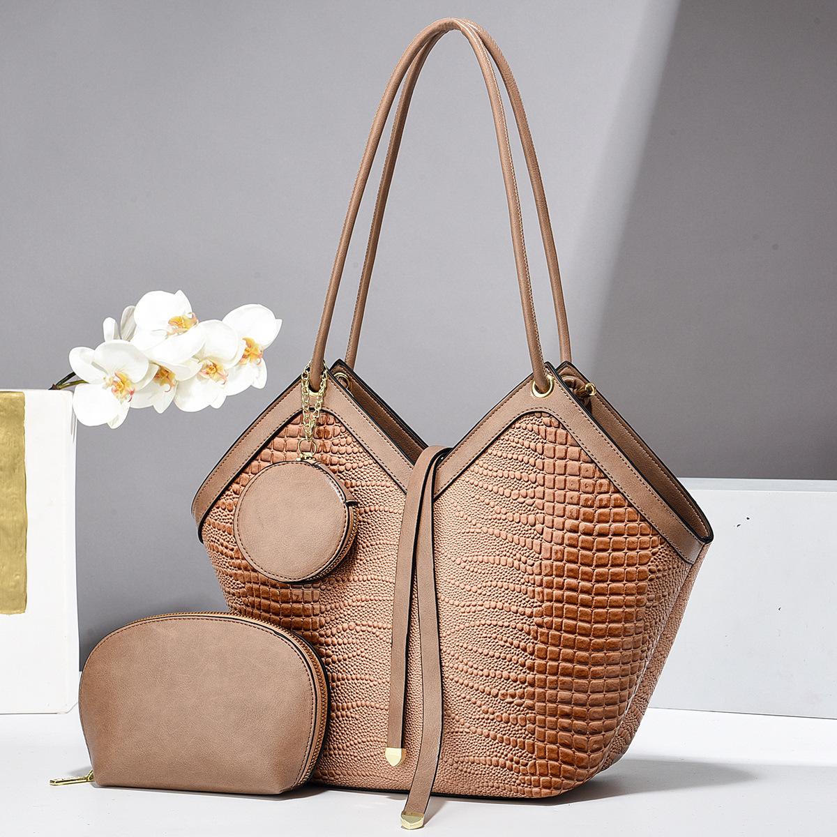 New large-capacity women s handbag bright leather stone pattern tote bag large-capacity trendy shoulder bag 20*12*30cm
New large-capacity women s handbag bright leather stone pattern tote bag large-capacity trendy shoulder bag 20*12*30cm