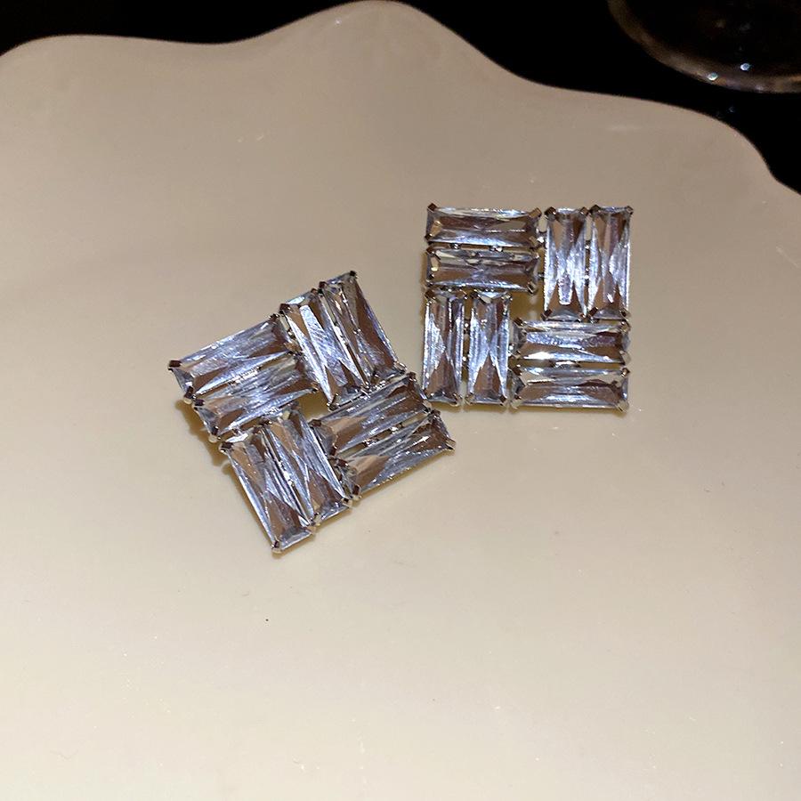 European and American exquisite fashion silver needle diamond diamond stud earrings personalized design earrings light luxury high-end earrings
European and American exquisite fashion silver needle diamond diamond stud earrings personalized design earrings light luxury high-end earrings