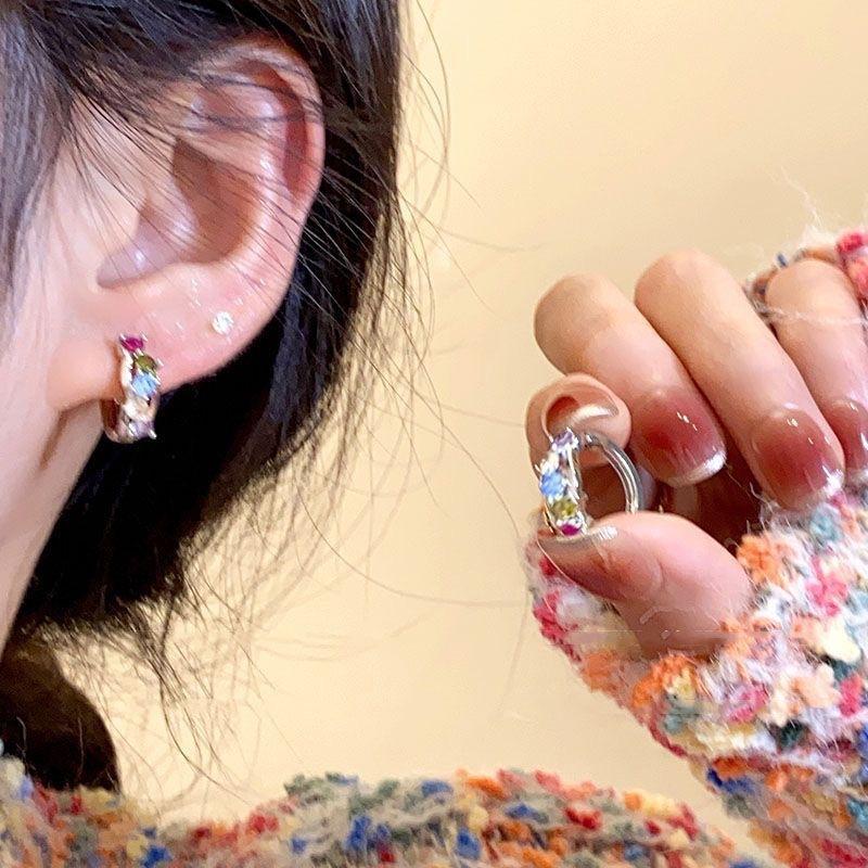 Sweet and cool colored diamond ear buckle women in trendy niche high-end design sense retro versatile zircon stud earrings plain ring earrings women
Sweet and cool colored diamond ear buckle women in trendy niche high-end design sense retro versatile zircon stud earrings plain ring earrings women