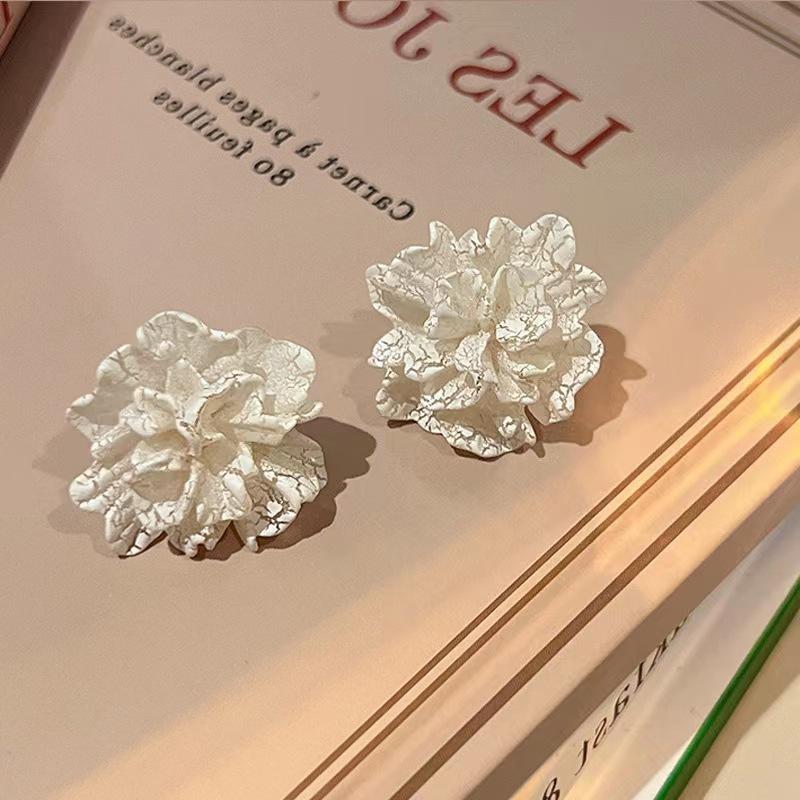 South Korea S925 Spring And Summer White Crack Flower Stud Earrings Women Pure And Versatile Temperament Gentle Wind Earrings
South Korea S925 Spring And Summer White Crack Flower Stud Earrings Women Pure And Versatile Temperament Gentle Wind Earrings