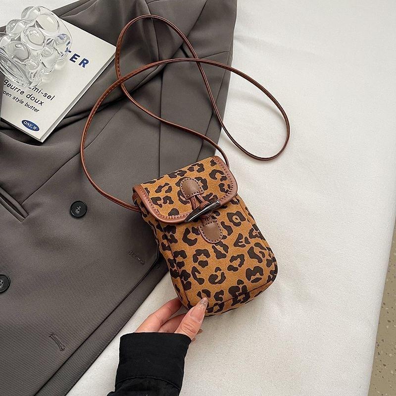 Super fire niche leopard print bag women s new four-season retro versatile messenger bag mini mobile phone E bucket bag
Super fire niche leopard print bag women s new four-season retro versatile messenger bag mini mobile phone E bucket bag