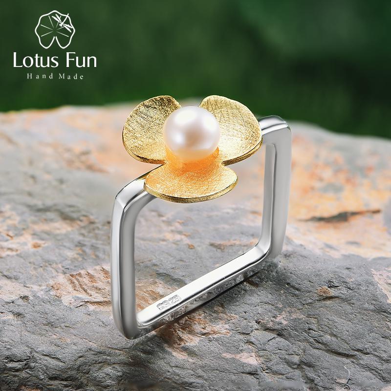 Lotus Fun Square Ring Свежий цветок клевера Кольца из стерлингового серебра 925 пробы с натуральным жемчугом для женщин
Lotus Fun Square Ring Свежий цветок клевера Кольца из стерлингового серебра 925 пробы с натуральным жемчугом для женщин