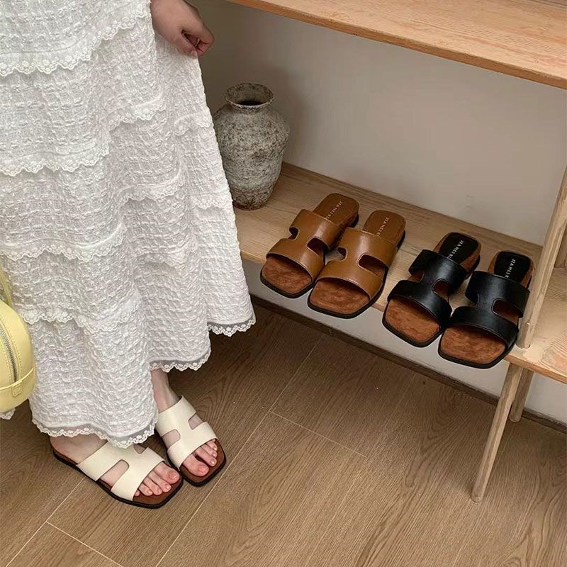 Korean open-toed thick-soled slippers new spring and summer French retro temperament outer wear soft-soled beach slope heel cool slippers 35 чёрный
Korean open-toed thick-soled slippers new spring and summer French retro temperament outer wear soft-soled beach slope heel cool slippers 35 чёрный