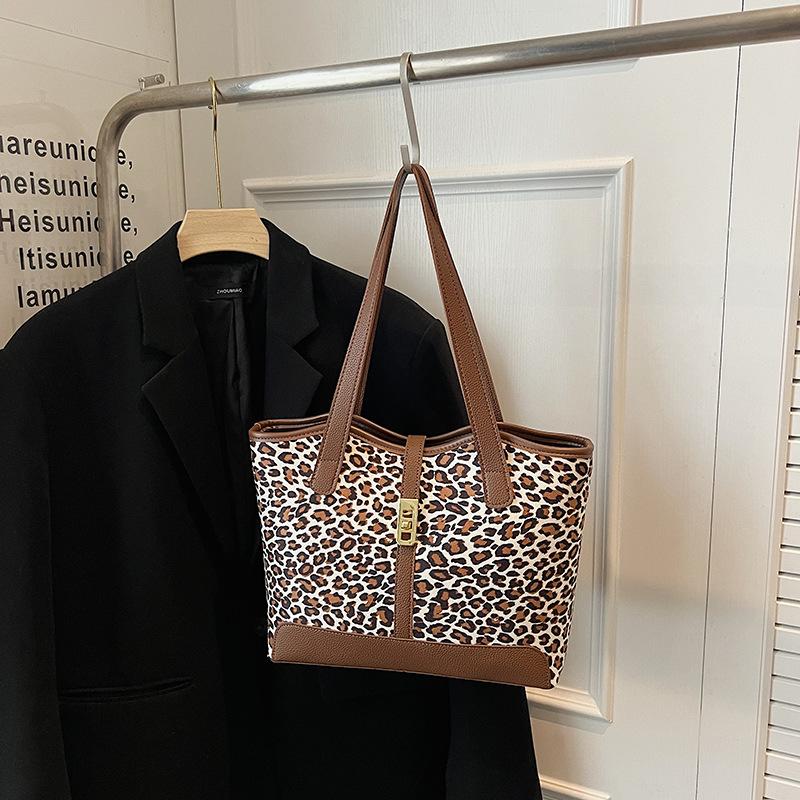 Осенне-зимняя текстура леопардовый принт большая вместимость мода 2025 новая шоппинг поездки работа высокое чувство сумка на плечо сумка-тоут
Осенне-зимняя текстура леопардовый принт большая вместимость мода 2025 новая шоппинг поездки работа высокое чувство сумка на плечо сумка-тоут