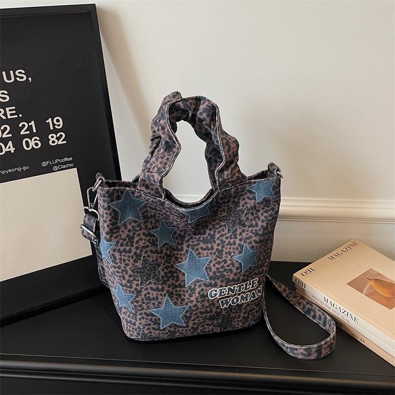 Gentlewoman Leopard and Star Print Bucket Bag 2026 - Stylish Versatile Commuting Shoulder Bag звезда/леопардовый
Gentlewoman Leopard and Star Print Bucket Bag 2026 - Stylish Versatile Commuting Shoulder Bag звезда/леопардовый
