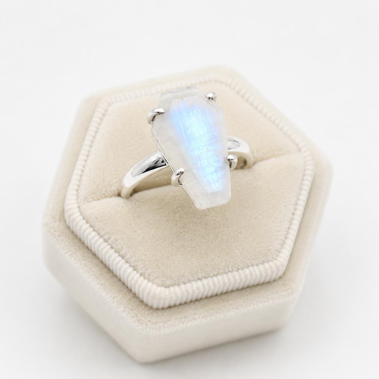 Moonstone Coffin Ring in 925 Sterling Silver, Handmade Rainbow Moonstone Statement Ring, Witchy Crystal Jewelry 4 серебряный
Moonstone Coffin Ring in 925 Sterling Silver, Handmade Rainbow Moonstone Statement Ring, Witchy Crystal Jewelry 4 серебряный
