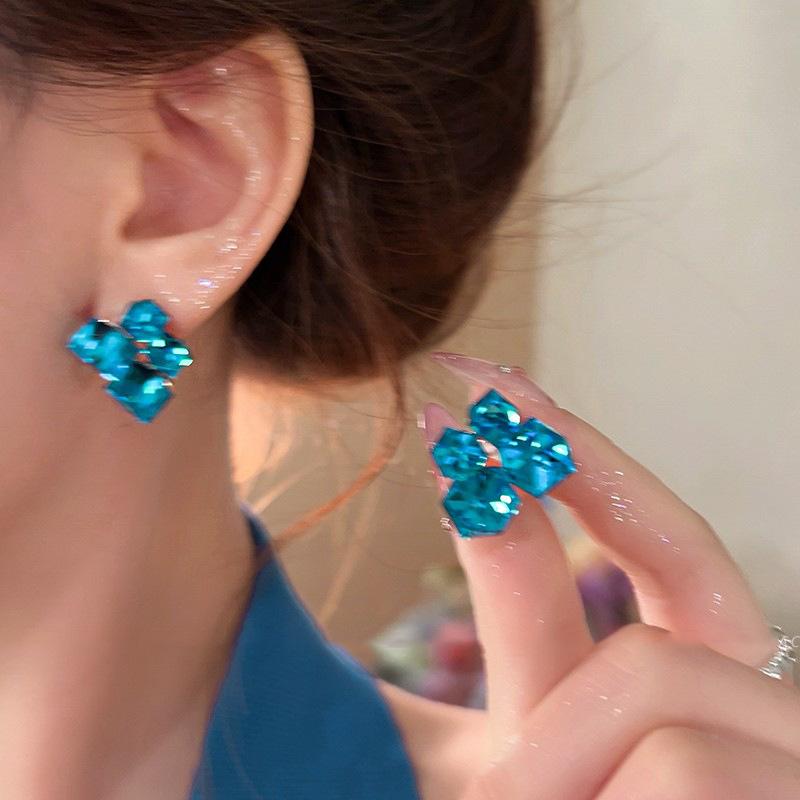 Бриллиантовые геометрические квадратные серьги-пусеты, серьги класса люкс, модные нишевые дизайнерские серьги
Бриллиантовые геометрические квадратные серьги-пусеты, серьги класса люкс, модные нишевые дизайнерские серьги