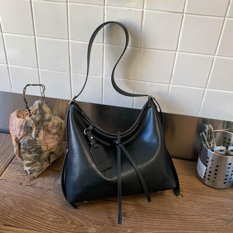 New Korean niche tote bag large capacity retro commuter shoulder bag fashionable simple messenger bag чёрный
New Korean niche tote bag large capacity retro commuter shoulder bag fashionable simple messenger bag чёрный