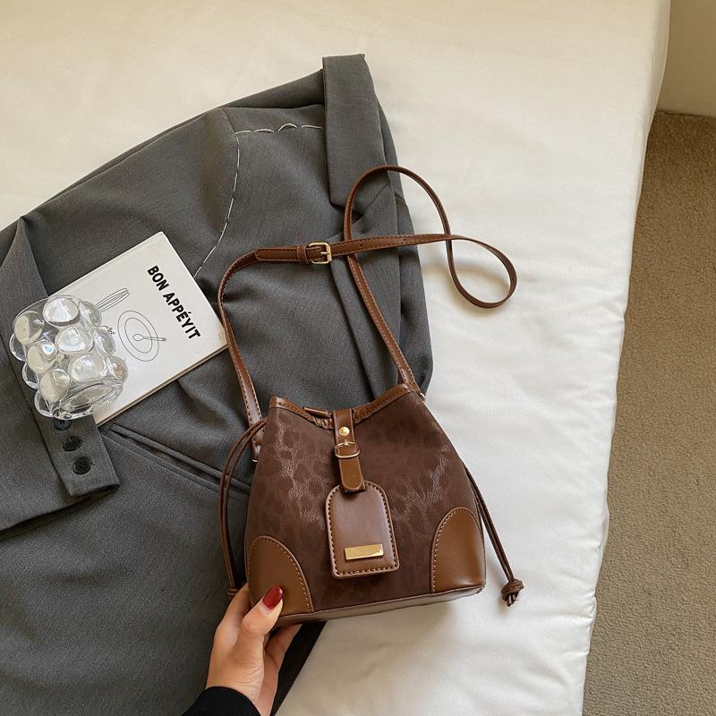 Контрастная цветная сумка-ведро женская новая модная трендовая сумка через плечо повседневная универсальная с текстурой пэчворк сумка-мессенджер
Контрастная цветная сумка-ведро женская новая модная трендовая сумка через плечо повседневная универсальная с текстурой пэчворк сумка-мессенджер