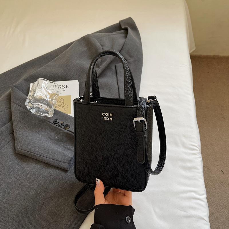 Large capacity leisure senior sense of shape soft durable fashion exquisite new light luxury commuting slanting cross shoulder handbag чёрный
Large capacity leisure senior sense of shape soft durable fashion exquisite new light luxury commuting slanting cross shoulder handbag чёрный