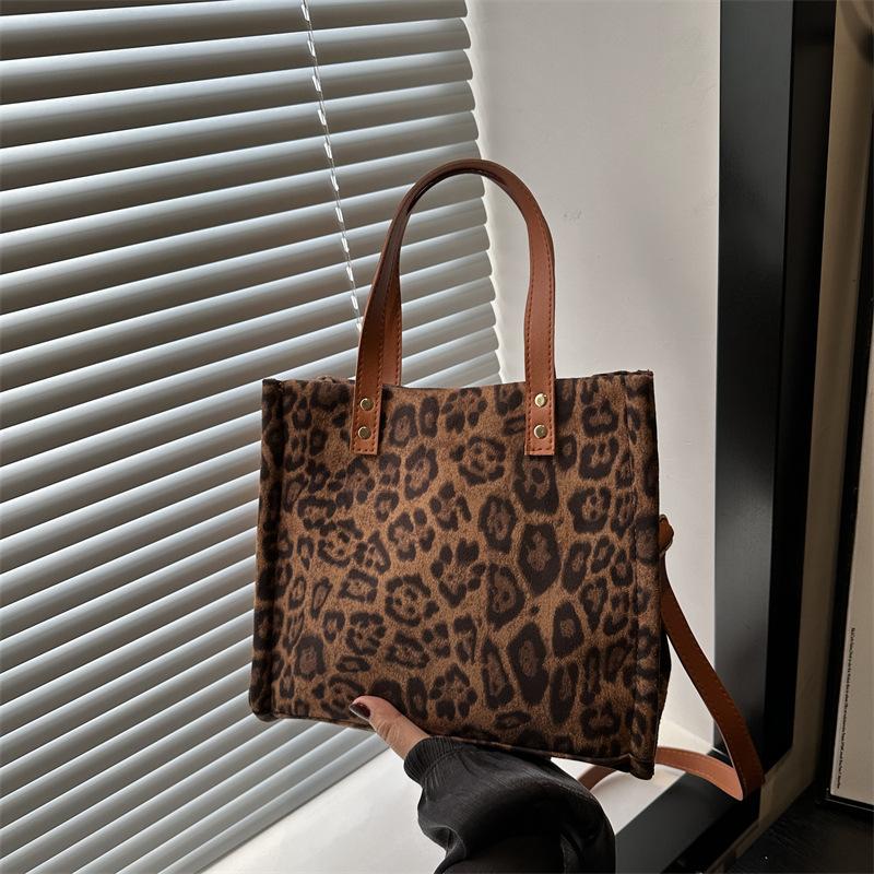 Женская сумка премиум-класса с леопардовым принтом, большая сумка, новая сумка 2025, модный зарубежный стиль, одно плечо, большая вместимость, сумка-тоут для поездок на работу коричневый
Женская сумка премиум-класса с леопардовым принтом, большая сумка, новая сумка 2025, модный зарубежный стиль, одно плечо, большая вместимость, сумка-тоут для поездок на работу коричневый