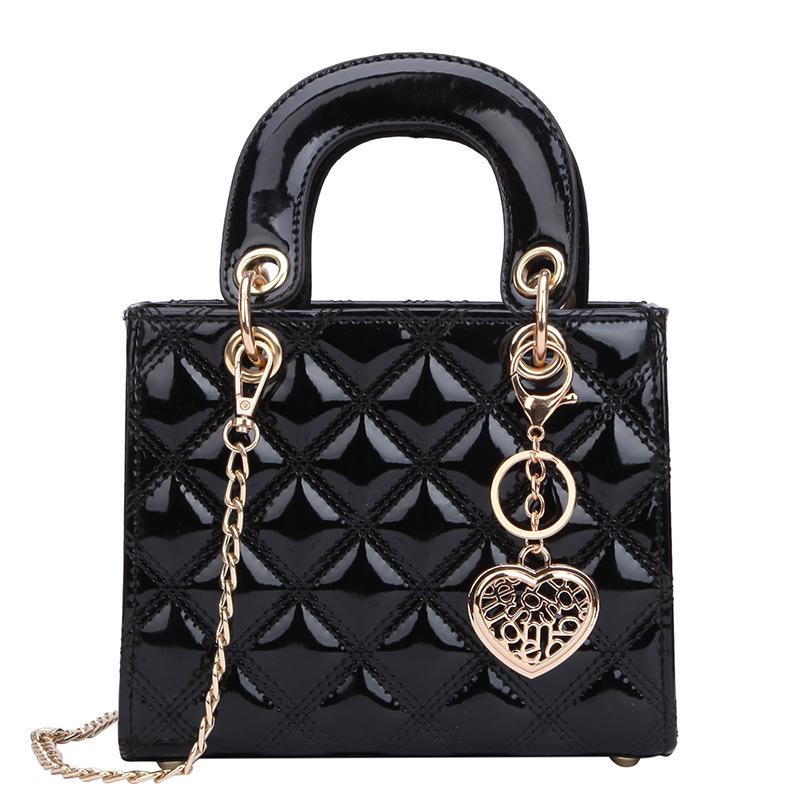 Новая цепочка Crossbody Bag Женская стеганая сумка Сумки Мода Лакированная кожа Сумки с одним плечом
Новая цепочка Crossbody Bag Женская стеганая сумка Сумки Мода Лакированная кожа Сумки с одним плечом