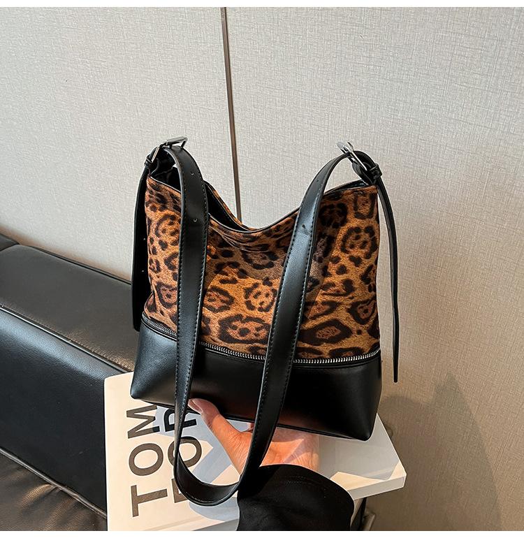 Замшевая сумка с вставками женская 2025 новая модная большая вместимость ретро сумка-мессенджер для работы сумка-тоут прилив
Замшевая сумка с вставками женская 2025 новая модная большая вместимость ретро сумка-мессенджер для работы сумка-тоут прилив