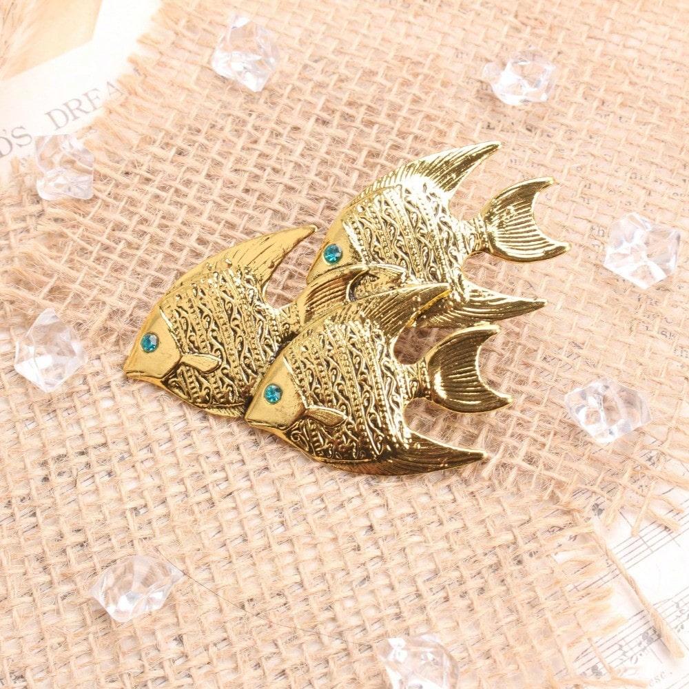 Vintage Three Fish Brooch, Gold-Toned Turquoise Rhinestone Engraved Pin, Nautical Accessory for Outfits Bags Styling
Vintage Three Fish Brooch, Gold-Toned Turquoise Rhinestone Engraved Pin, Nautical Accessory for Outfits Bags Styling