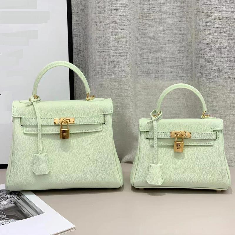 Сумка из коровьей кожи Togo с золотой пряжкой, пузырчато-зеленая, с узором Fresh Lychee, кожаная сумка с золотой фурнитурой 25x10x18cm зелёный
Сумка из коровьей кожи Togo с золотой пряжкой, пузырчато-зеленая, с узором Fresh Lychee, кожаная сумка с золотой фурнитурой 25x10x18cm зелёный