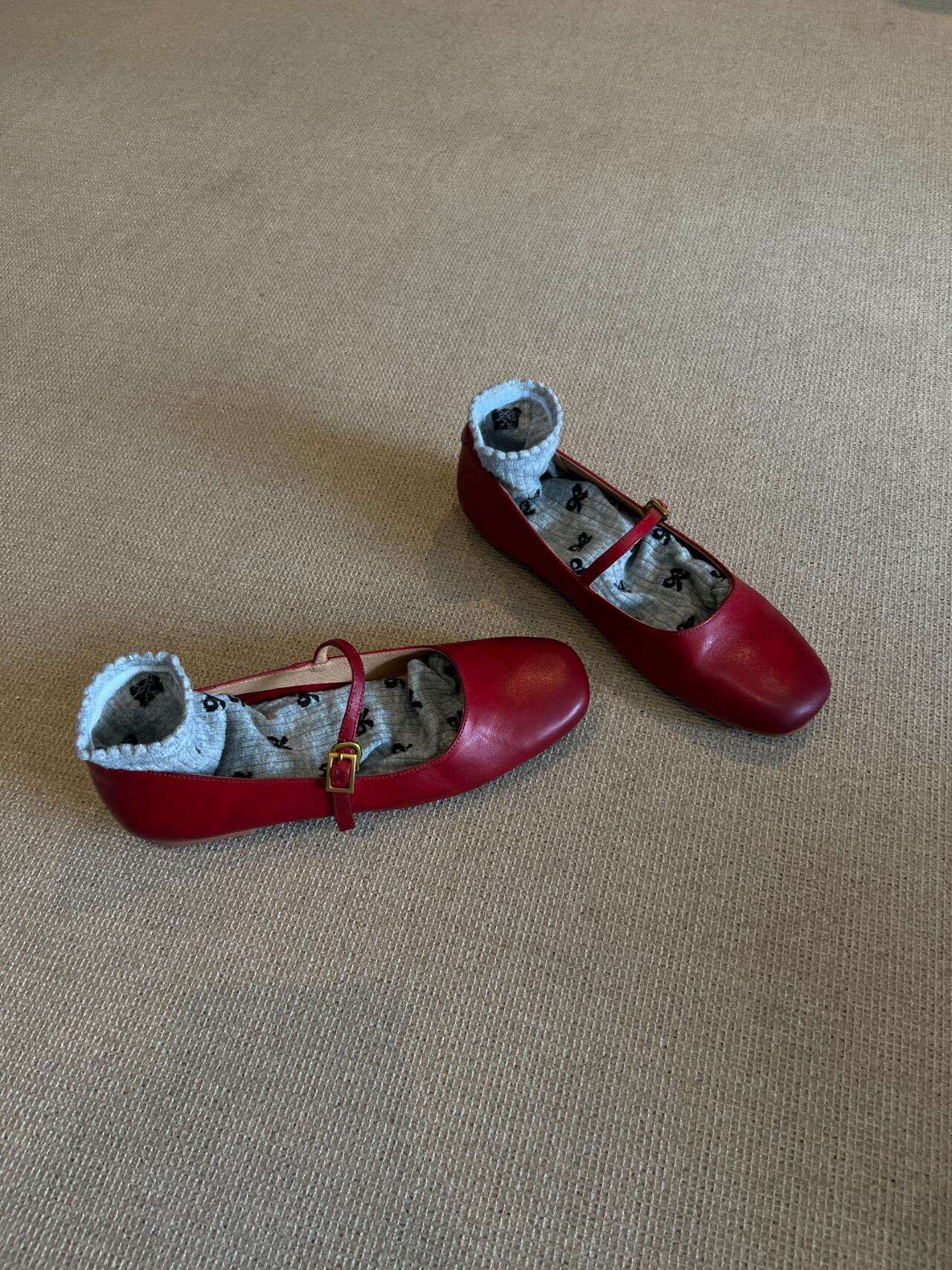 Blue Cabinet~ Korean-style daughter gold retro style round head one-word buckle red ballet Mary Jane shoes commuter flat shoes 35
Blue Cabinet~ Korean-style daughter gold retro style round head one-word buckle red ballet Mary Jane shoes commuter flat shoes 35