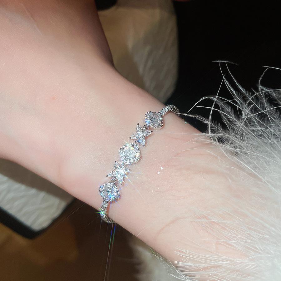 Korean Zircon Geometric Rhombus Flower Bracelet: Elegant Luxury Hand Jewelry for Women
Korean Zircon Geometric Rhombus Flower Bracelet: Elegant Luxury Hand Jewelry for Women