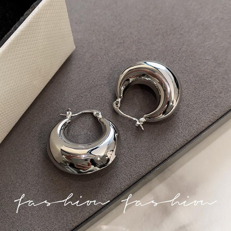 Sterling silver Korean version niche design sense hollow U-shaped ear buckle Korean style simple basic versatile bag earrings
Sterling silver Korean version niche design sense hollow U-shaped ear buckle Korean style simple basic versatile bag earrings