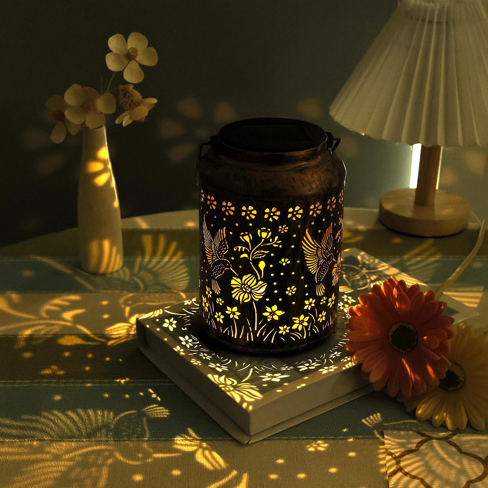 Hanging Solar Lantern Outdoor Waterproof Metal Vintage Hummingbird LED Garden Yard Lawn Pathway Decorative Lights теплим білим кольором
Hanging Solar Lantern Outdoor Waterproof Metal Vintage Hummingbird LED Garden Yard Lawn Pathway Decorative Lights теплим білим кольором