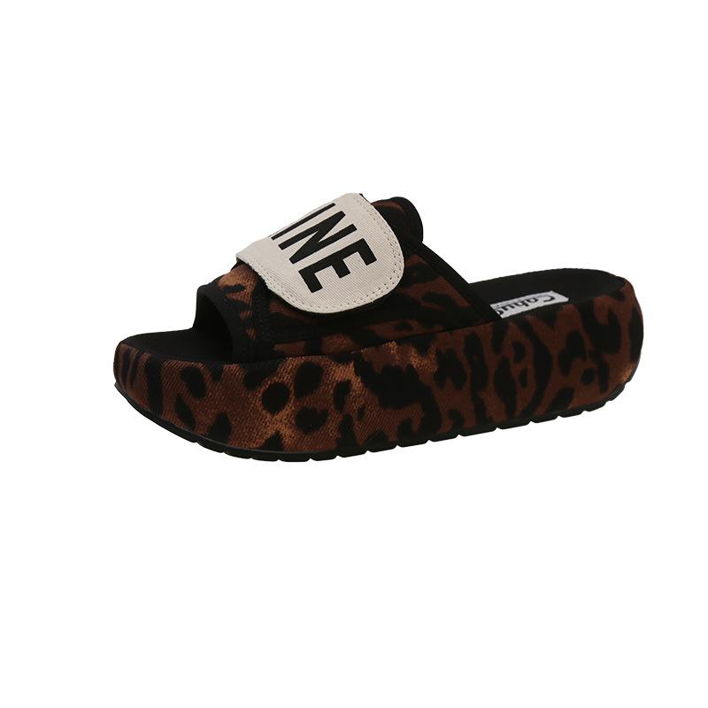 2025 summer new 6cm light and comfortable muffin bottom Velcro British style casual fashion women s one-word slippers 40
2025 summer new 6cm light and comfortable muffin bottom Velcro British style casual fashion women s one-word slippers 40