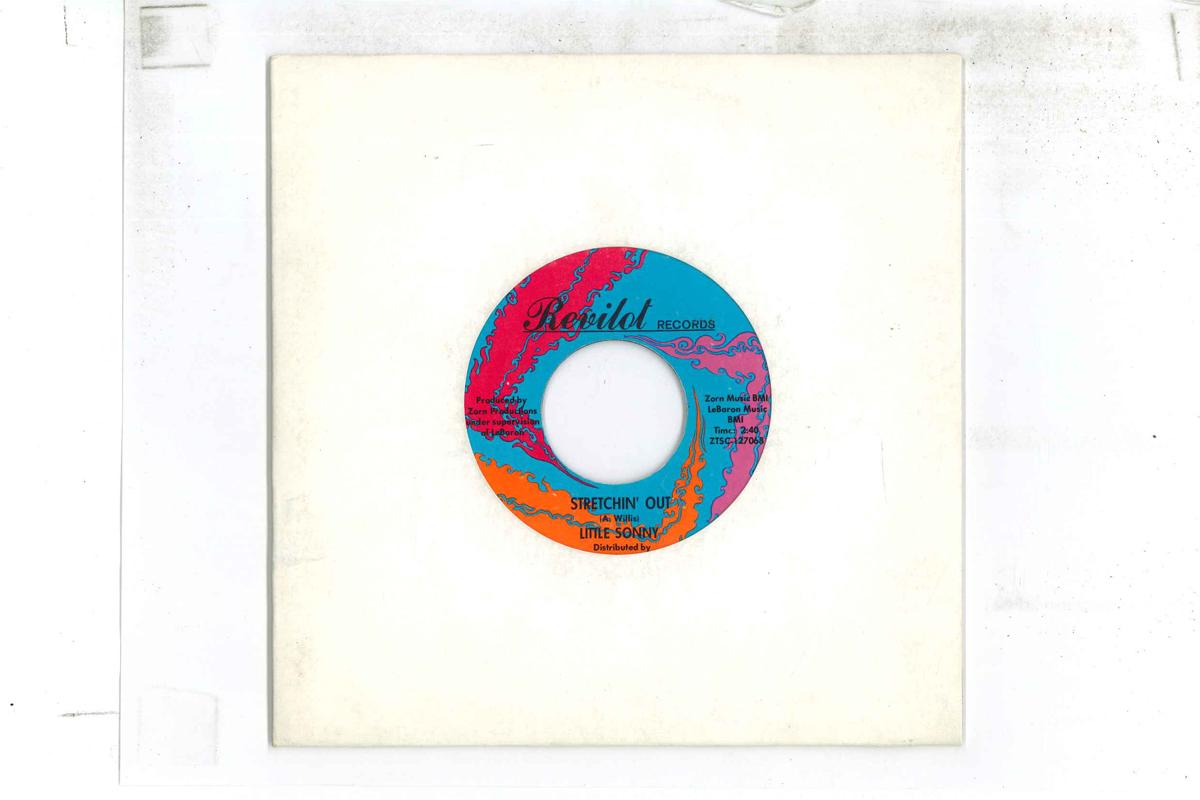 7inch Record LITTLE SONNY Stretchin Out Dont Ask Me No Qu ZTSC127067 REVILOT 1967 US SoulFunk Used
7inch Record LITTLE SONNY Stretchin Out Dont Ask Me No Qu ZTSC127067 REVILOT 1967 US SoulFunk Used
