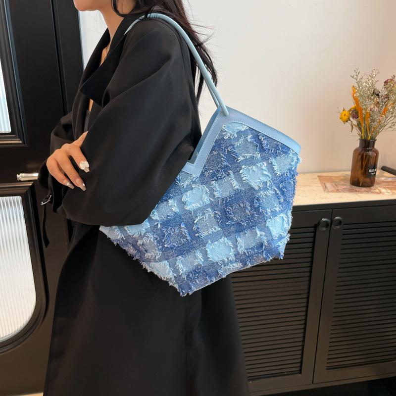 Women s bags, large-capacity shoulder bags, women s autumn new simple commuter handbags, tote bags, creative contrasting colors синий
Women s bags, large-capacity shoulder bags, women s autumn new simple commuter handbags, tote bags, creative contrasting colors синий