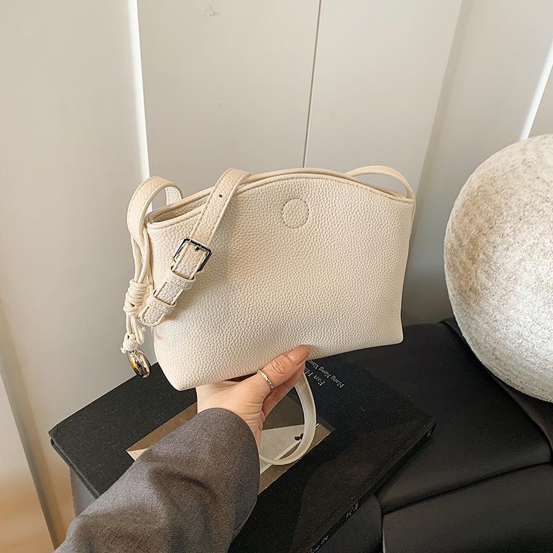 Текстурована жіноча сумка 2025 літо новий тренд модна сумка через плече жіноча висококласна універсальна сумка діагонального носіння 23*6.5*16.5 білий
Текстурована жіноча сумка 2025 літо новий тренд модна сумка через плече жіноча висококласна універсальна сумка діагонального носіння 23*6.5*16.5 білий