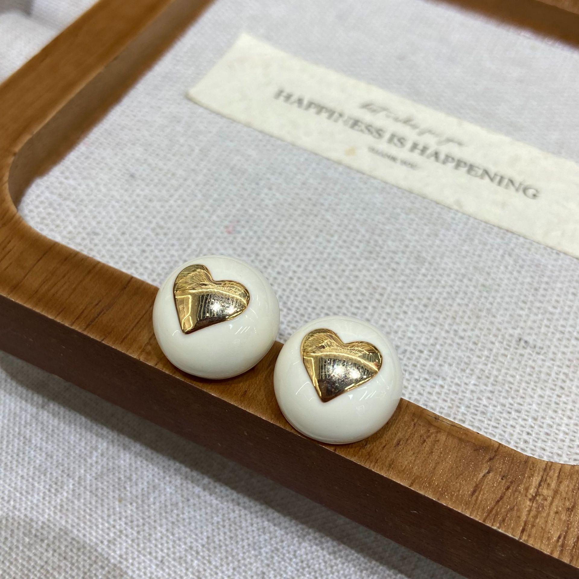 French High-End Earrings, White Dripping Oil Love Stud Earrings, Femininity, Sweet, Small, Retro Fashion, Versatile Earrings.
French High-End Earrings, White Dripping Oil Love Stud Earrings, Femininity, Sweet, Small, Retro Fashion, Versatile Earrings.