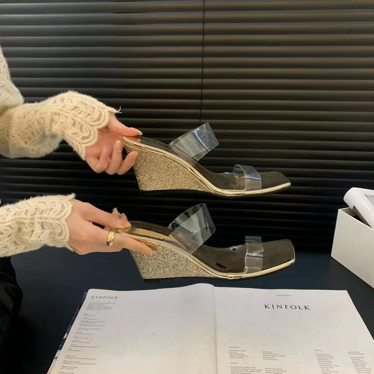 Transparent sandals women s 2025 new wedge heel cool slippers summer wear fashion vacation high heel one-word shoes versatile 35 золотой
Transparent sandals women s 2025 new wedge heel cool slippers summer wear fashion vacation high heel one-word shoes versatile 35 золотой