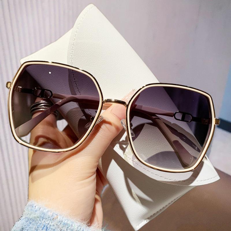 Fashion New Large Frame Square Sunglasses Women s Luxury Brand Designer Sun Glasses Women s Outdoor Leisure Eyewear UV400 Oculos De Sol
Fashion New Large Frame Square Sunglasses Women s Luxury Brand Designer Sun Glasses Women s Outdoor Leisure Eyewear UV400 Oculos De Sol