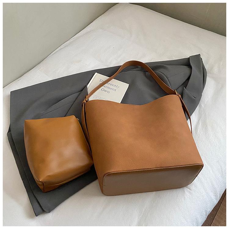 Модная повседневная нишевая сумка высокой стоимости женская 2025 осень новая модная сумка-ведро простая сумка через плечо для поездок на работу коричневый