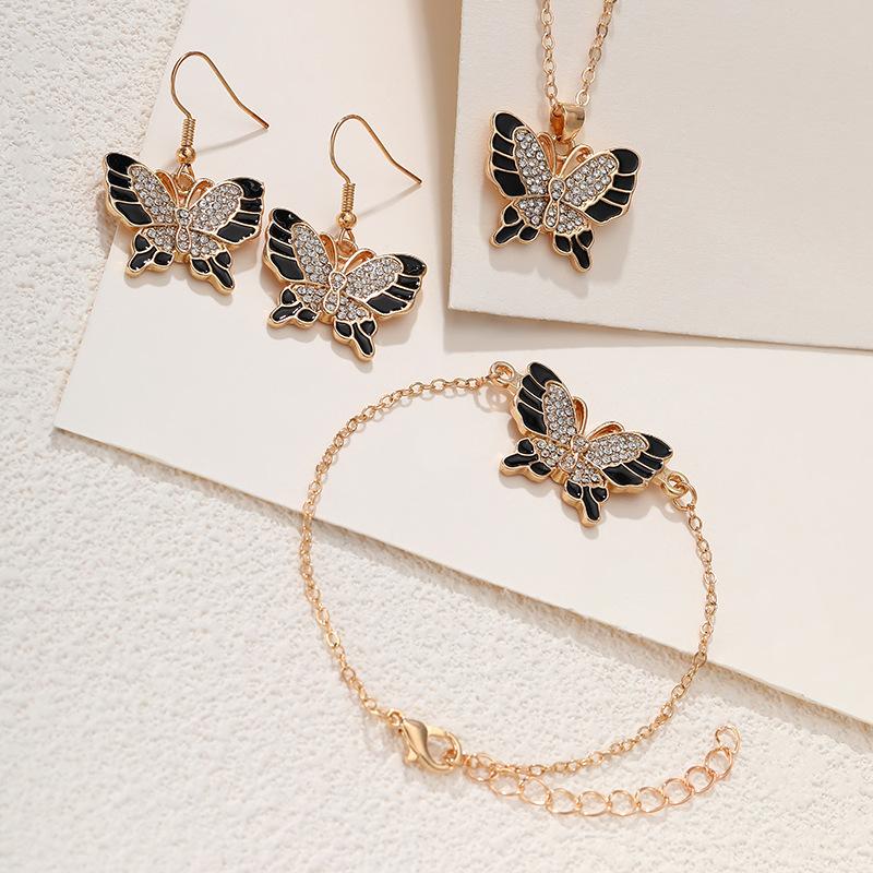Новый набор модных и простых трехкомпонентных украшений: серьги-бабочки с бриллиантами в виде капель и колье
Новый набор модных и простых трехкомпонентных украшений: серьги-бабочки с бриллиантами в виде капель и колье