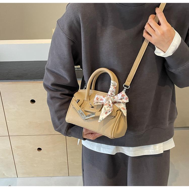 Niche design handbag bag new high-end texture platinum bag shoulder messenger bag рожевий
Niche design handbag bag new high-end texture platinum bag shoulder messenger bag рожевий