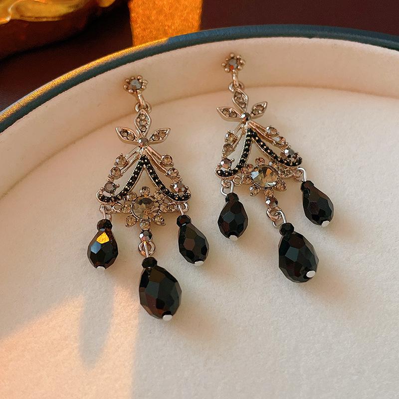 Elegant Retro Tassel Rhinestone Crystal Sterling Silver Earrings with French Court Style
Elegant Retro Tassel Rhinestone Crystal Sterling Silver Earrings with French Court Style