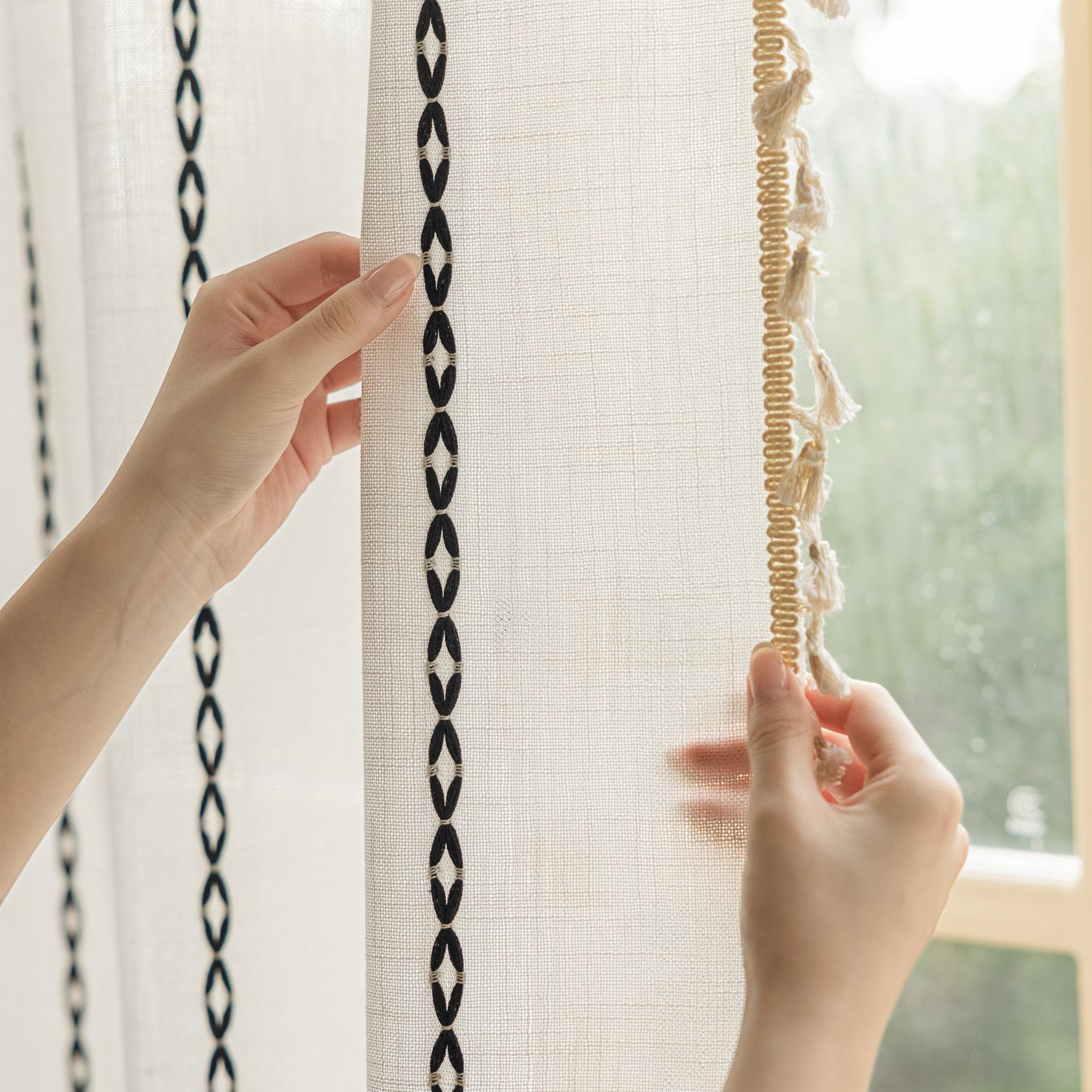 Вышитые полосы Белая перегородка Украшение спальни Богемные полузатемняющие готовые шторы Height 240 * Width 140cm
Вышитые полосы Белая перегородка Украшение спальни Богемные полузатемняющие готовые шторы Height 240 * Width 140cm