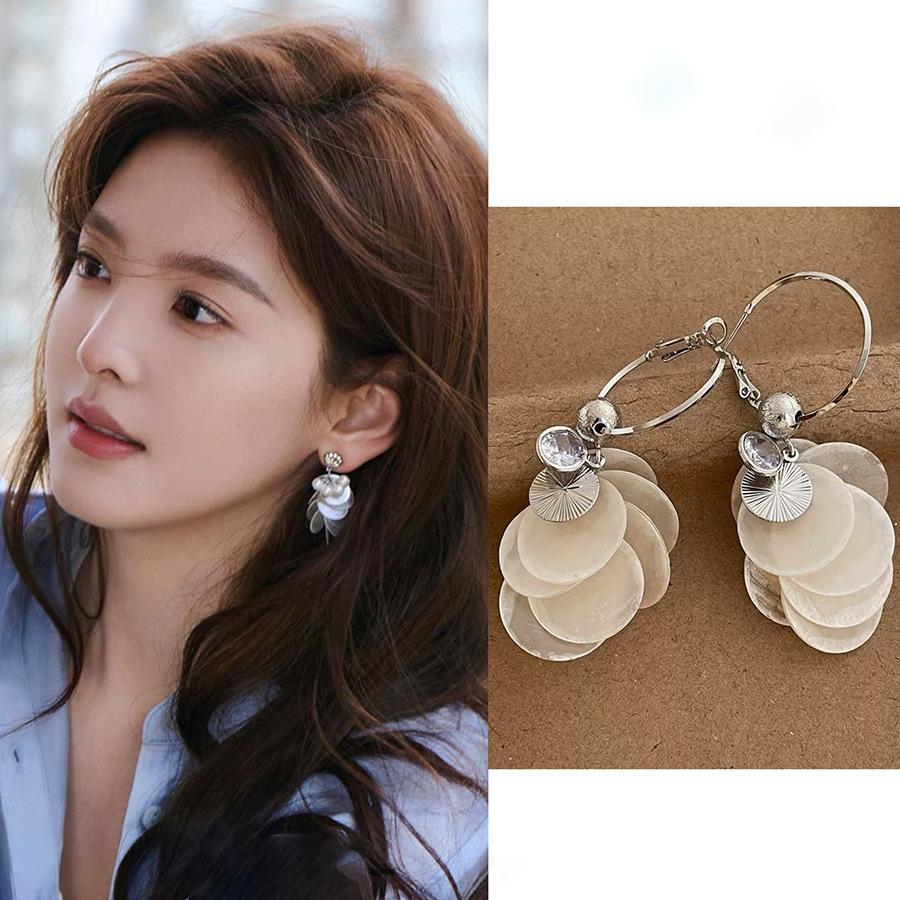 Round zircon shell fringed earrings personalized niche design high-end earrings fashion temperament earrings women
Round zircon shell fringed earrings personalized niche design high-end earrings fashion temperament earrings women