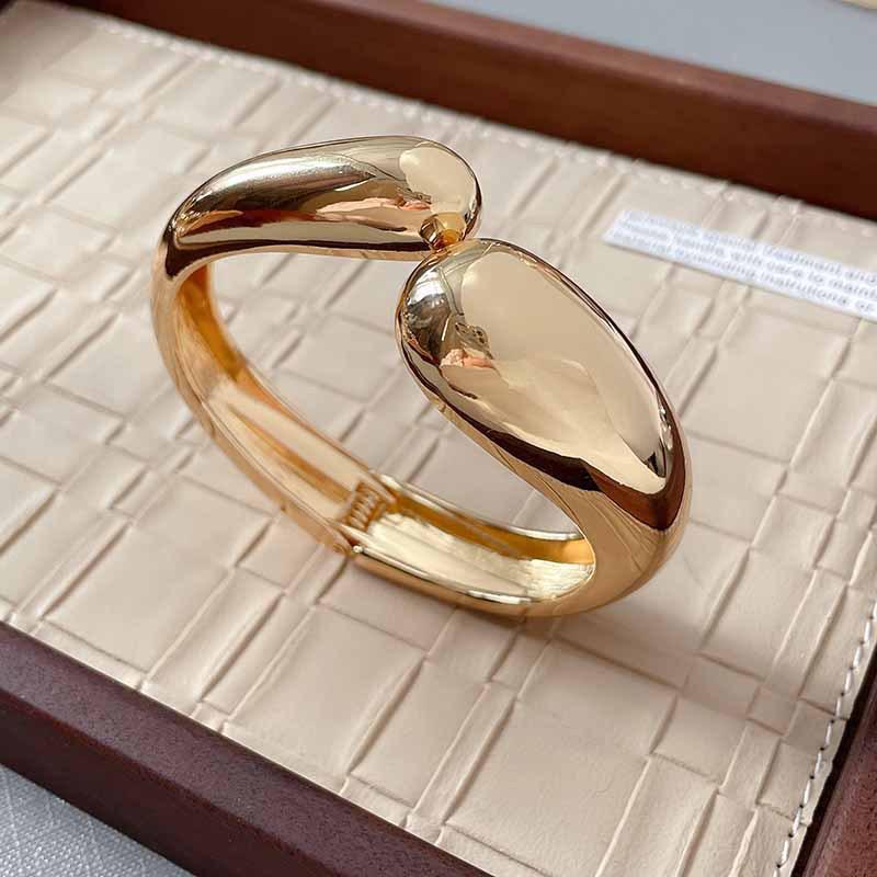 Элегантный геометрический квадратный браслет-волна: Высококлассный модный браслет для женщин
Элегантный геометрический квадратный браслет-волна: Высококлассный модный браслет для женщин