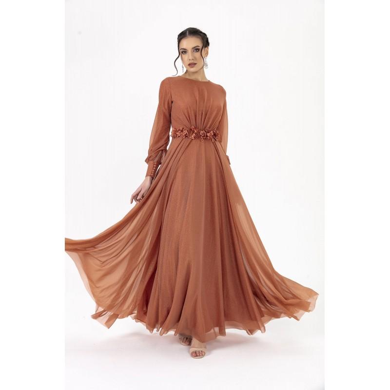 Серебристое вечернее платье с длинным рукавом