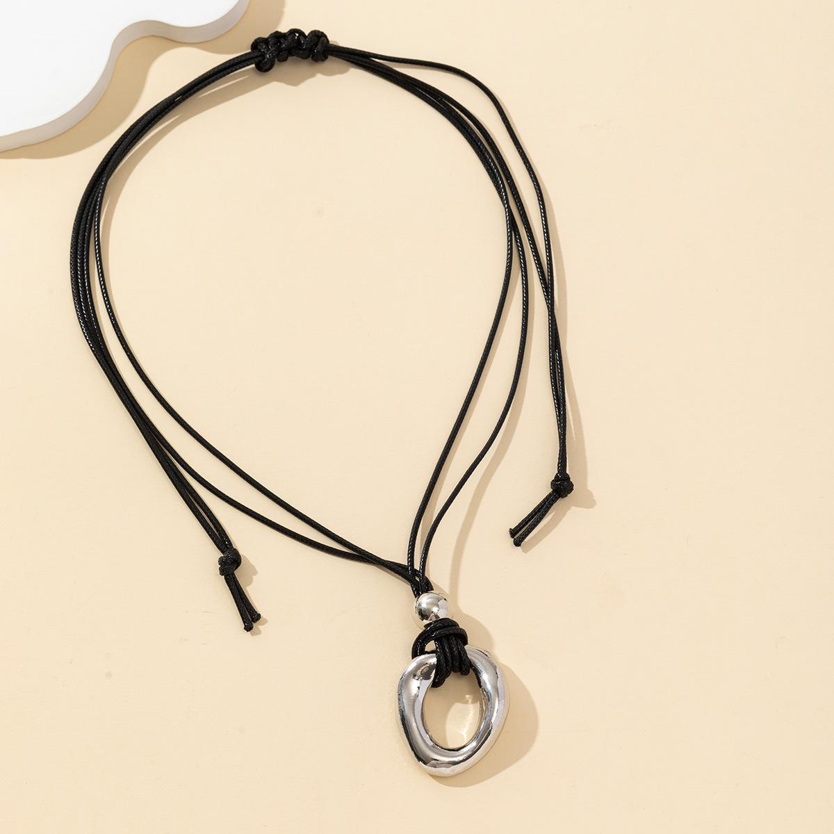 Европейский и американский дизайн личности Чувство Неправильный круг Подвеска Ожерелье Темперамент Простой Узловатый Шнурок Ожерелье. серебряный
Европейский и американский дизайн личности Чувство Неправильный круг Подвеска Ожерелье Темперамент Простой Узловатый Шнурок Ожерелье. серебряный