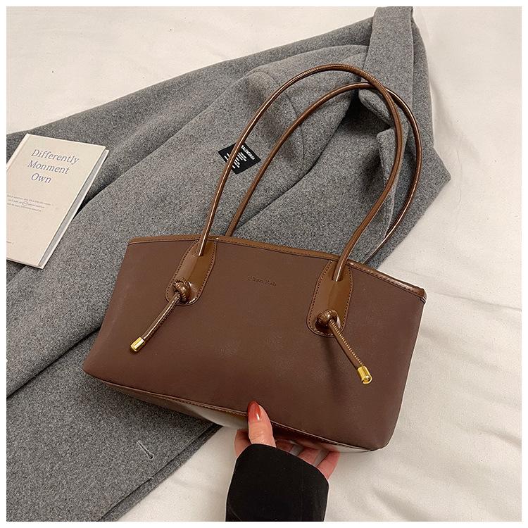 Модная и повседневная портативная сумка-тоут женская 2025 осень-зима новая ретро высококлассная нишевая матовая подмышечная сумка через плечо
Модная и повседневная портативная сумка-тоут женская 2025 осень-зима новая ретро высококлассная нишевая матовая подмышечная сумка через плечо