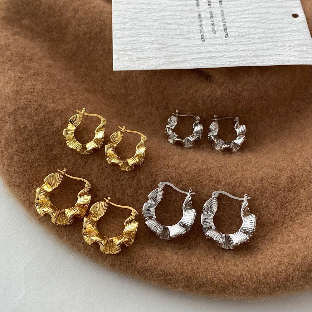Three-Dimensional Pleated Frill C-Shaped Earrings, Copper-Plated with Real Gold, Niche Design, Trendy Wave Texture.
Three-Dimensional Pleated Frill C-Shaped Earrings, Copper-Plated with Real Gold, Niche Design, Trendy Wave Texture.