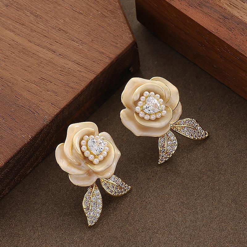 Korean version of super fairy, sweet and delicate three-dimensional diamond-encrusted zircon rose earrings, high-end versatile temperament earrings. білий
Korean version of super fairy, sweet and delicate three-dimensional diamond-encrusted zircon rose earrings, high-end versatile temperament earrings. білий