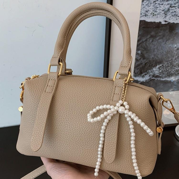 Premium pillow handbag casual versatile messenger bag 2025 new soft leather women s bag shoulder bag
Premium pillow handbag casual versatile messenger bag 2025 new soft leather women s bag shoulder bag