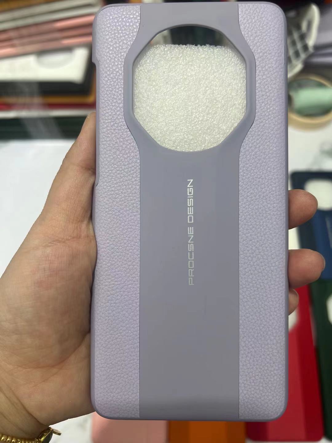 Applicable to Huawei Pura70Pro second change Porsche leather pattern mobile phone case Mate60 all-inclusive Honor 100 protective case Honor Magic6Pro фіолетовий
Applicable to Huawei Pura70Pro second change Porsche leather pattern mobile phone case Mate60 all-inclusive Honor 100 protective case Honor Magic6Pro фіолетовий