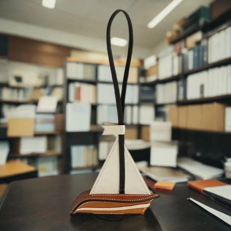 New Handmade Calfskin Sailboat Bag Pendant, Smooth Sailing Car Rearview Mirror Pendant, Stylish Hanging Decor Bag Accessory Gift золотой
New Handmade Calfskin Sailboat Bag Pendant, Smooth Sailing Car Rearview Mirror Pendant, Stylish Hanging Decor Bag Accessory Gift золотой