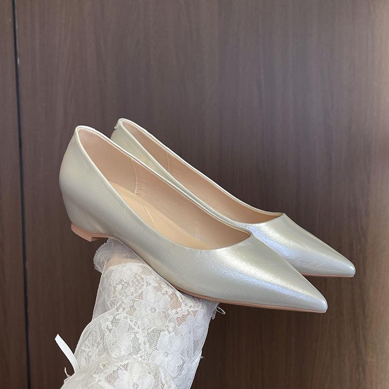 Маленький внутренний каблук, одинарные туфли, женские туфли-клинья с острым носком, универсальные, с мелким вырезом, рабочие туфли из мягкой кожи, см 35
Маленький внутренний каблук, одинарные туфли, женские туфли-клинья с острым носком, универсальные, с мелким вырезом, рабочие туфли из мягкой кожи, см 35