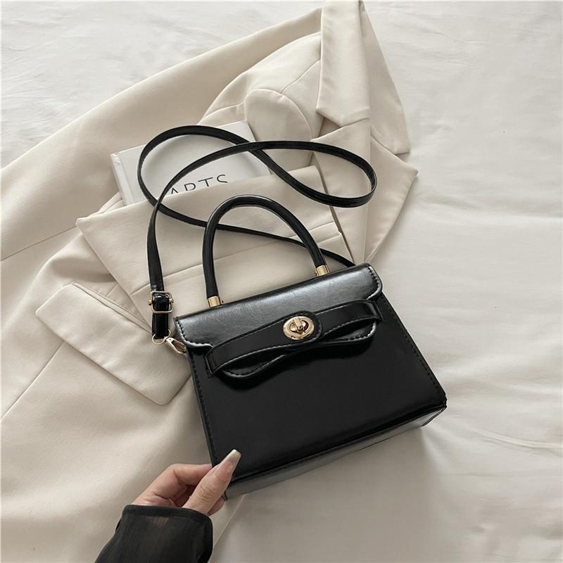 Portable small square autumn and winter new trend shoulder bag simple messenger bag popular fashion shoulder bag women s bag
Portable small square autumn and winter new trend shoulder bag simple messenger bag popular fashion shoulder bag women s bag